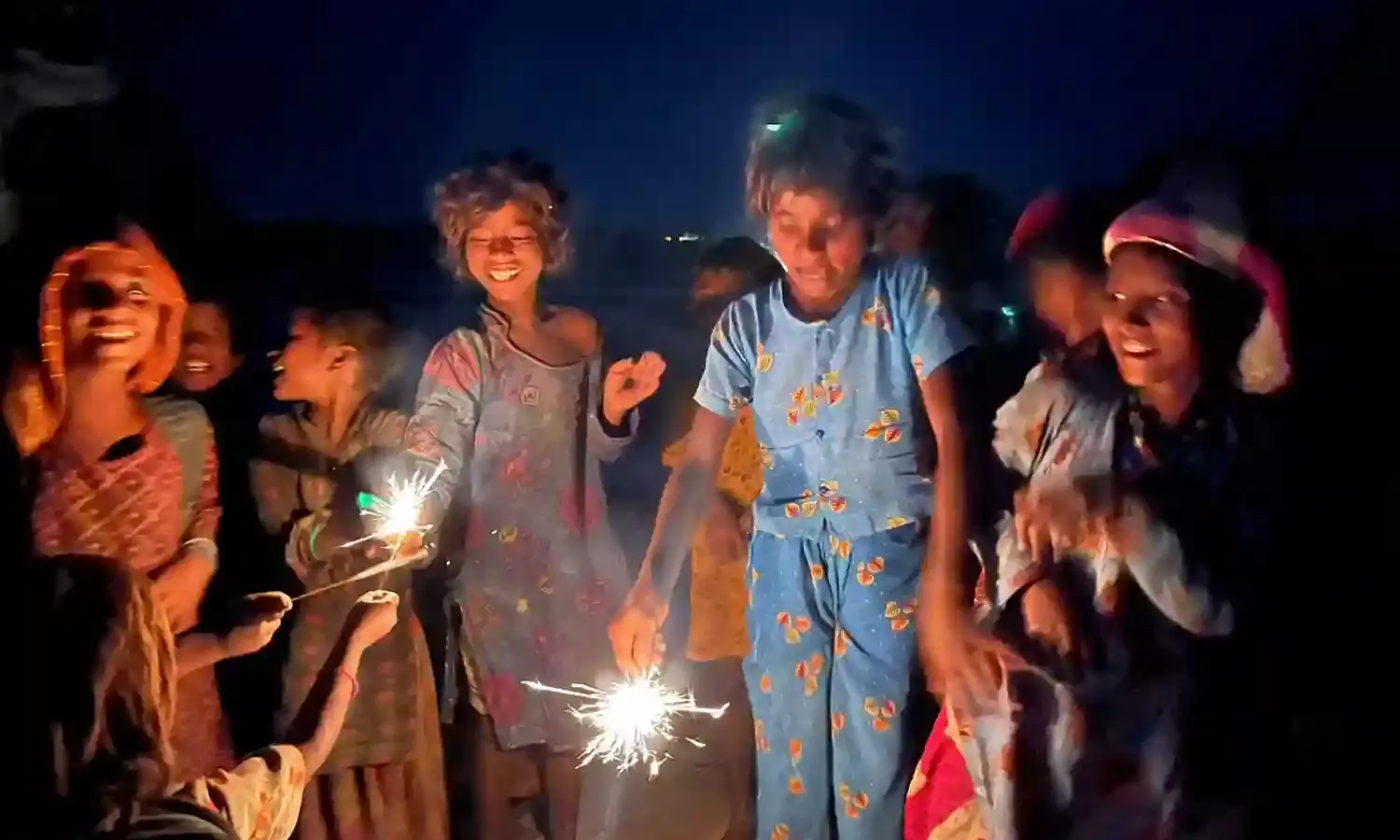 कमज़ोर तबके के बच्चों के लिए जीवनदान बना Ajmer का Night School, सुबह कमाई तो रात में करते हैं पढ़ाई