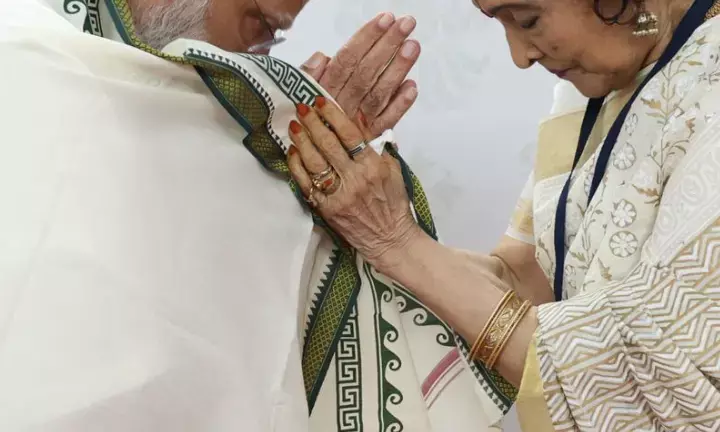 PM Modi Meets Vyjayanthimala. Calls it delightful experience