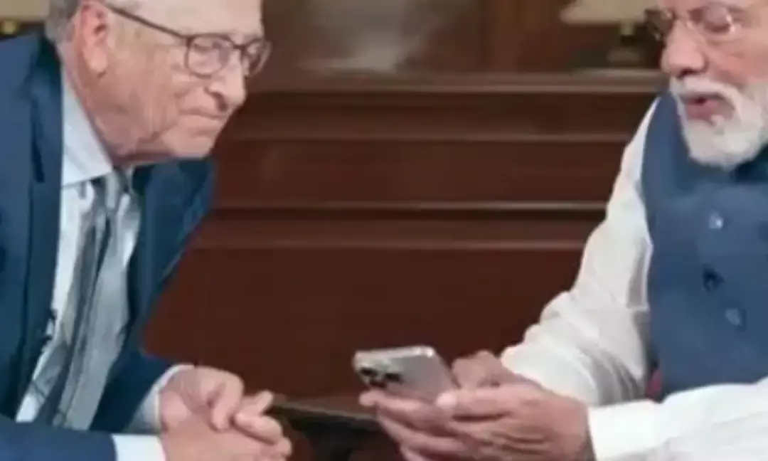 Bill Gates Takes Selfie With Namo App