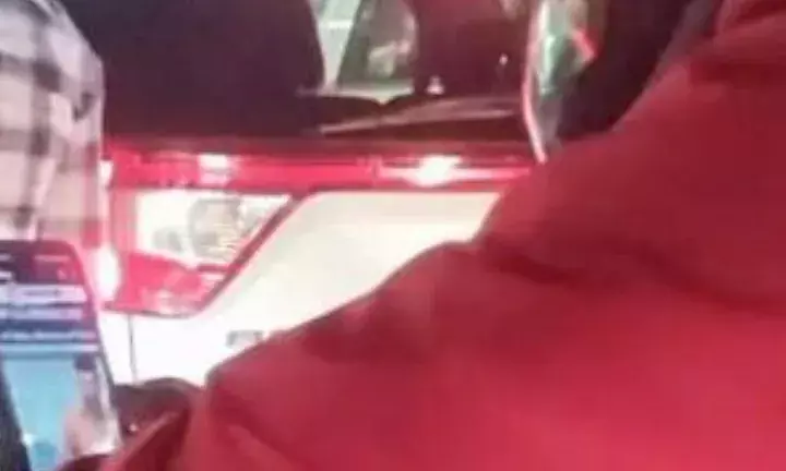 Zomato Deliveryboy Studies During Traffic. Wins The Internet.