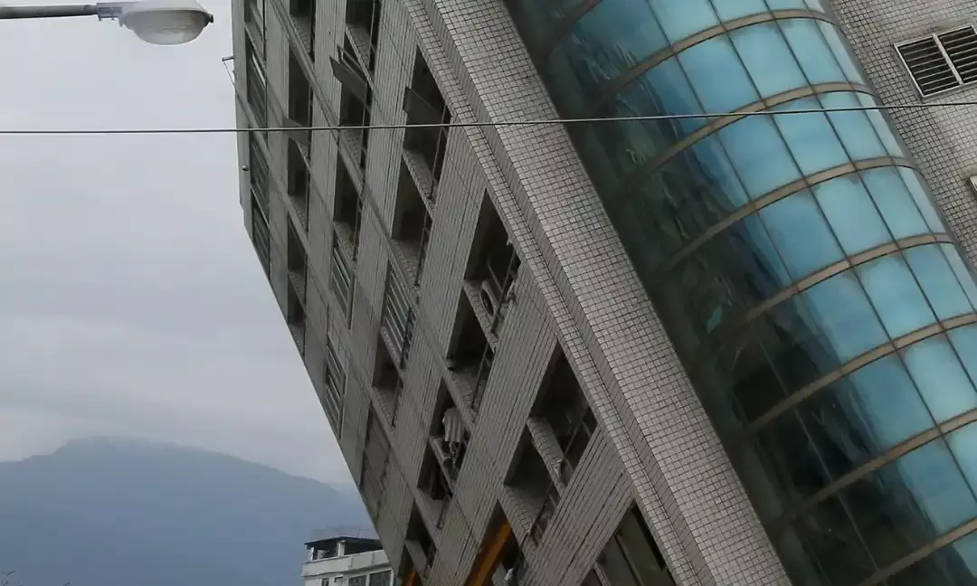 Worst EarthQuake in 25 Years Hits Taiwan. Tsunami Warning Issued.