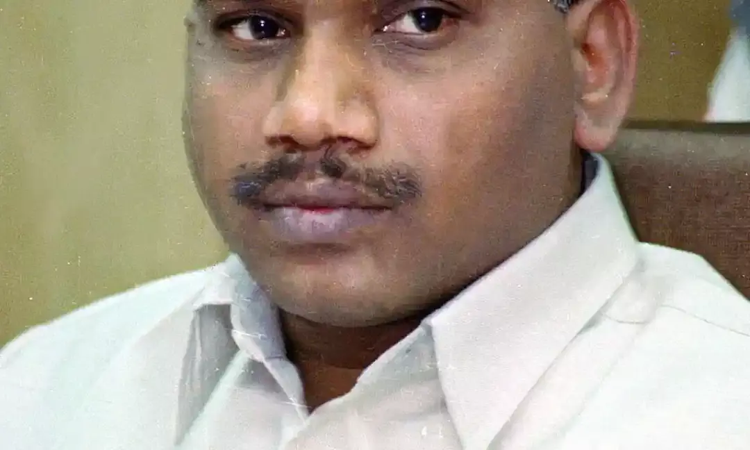 DMKs A Raja Distributes Vada During Election Campaign