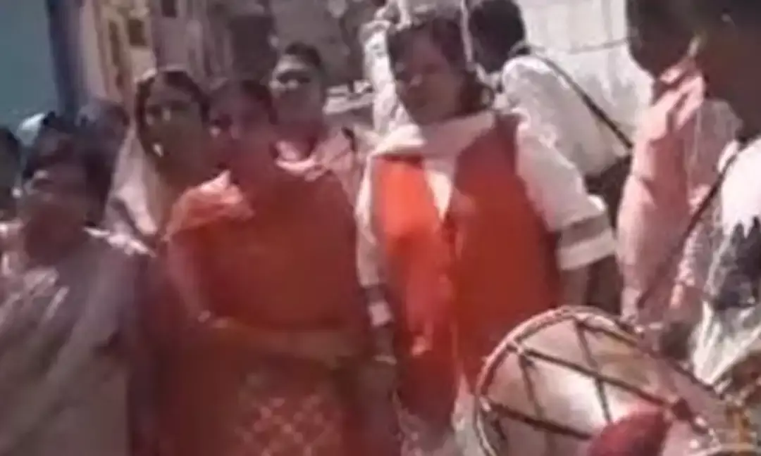 Father Brings Divorced Daughter Back In Style