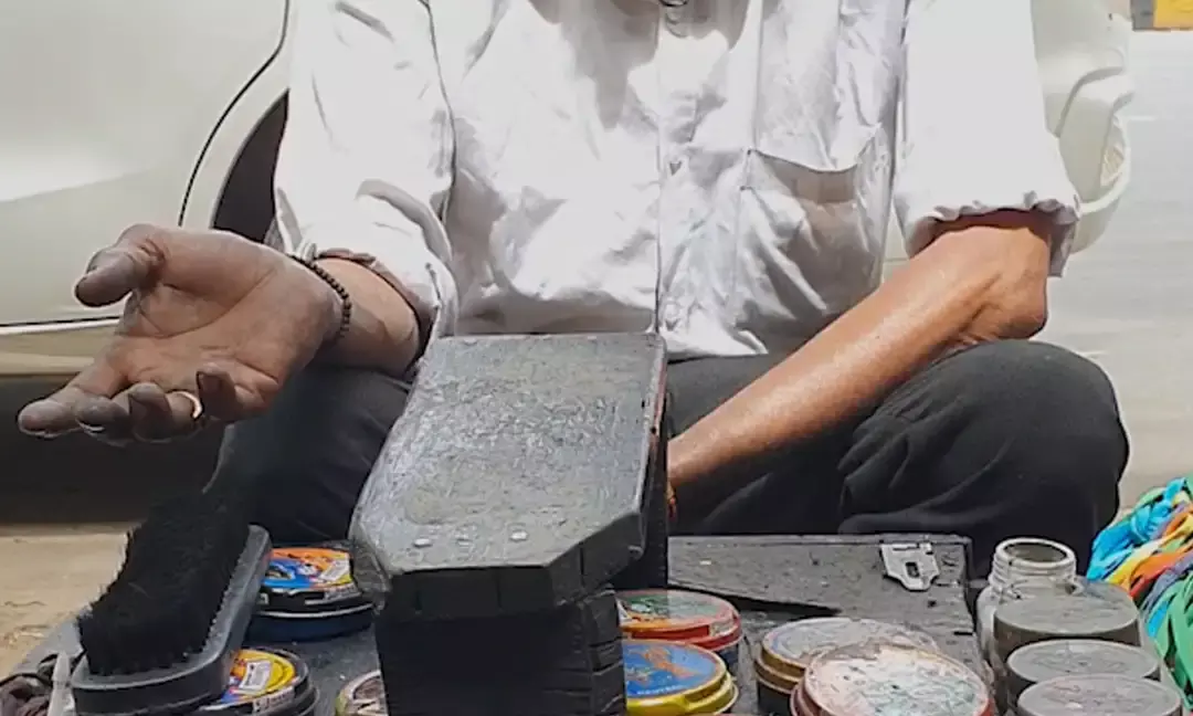 People First | Meet The Smiling Shoe Shiner Who Has Been Polishing Shoes In Delhi For 3 Decades