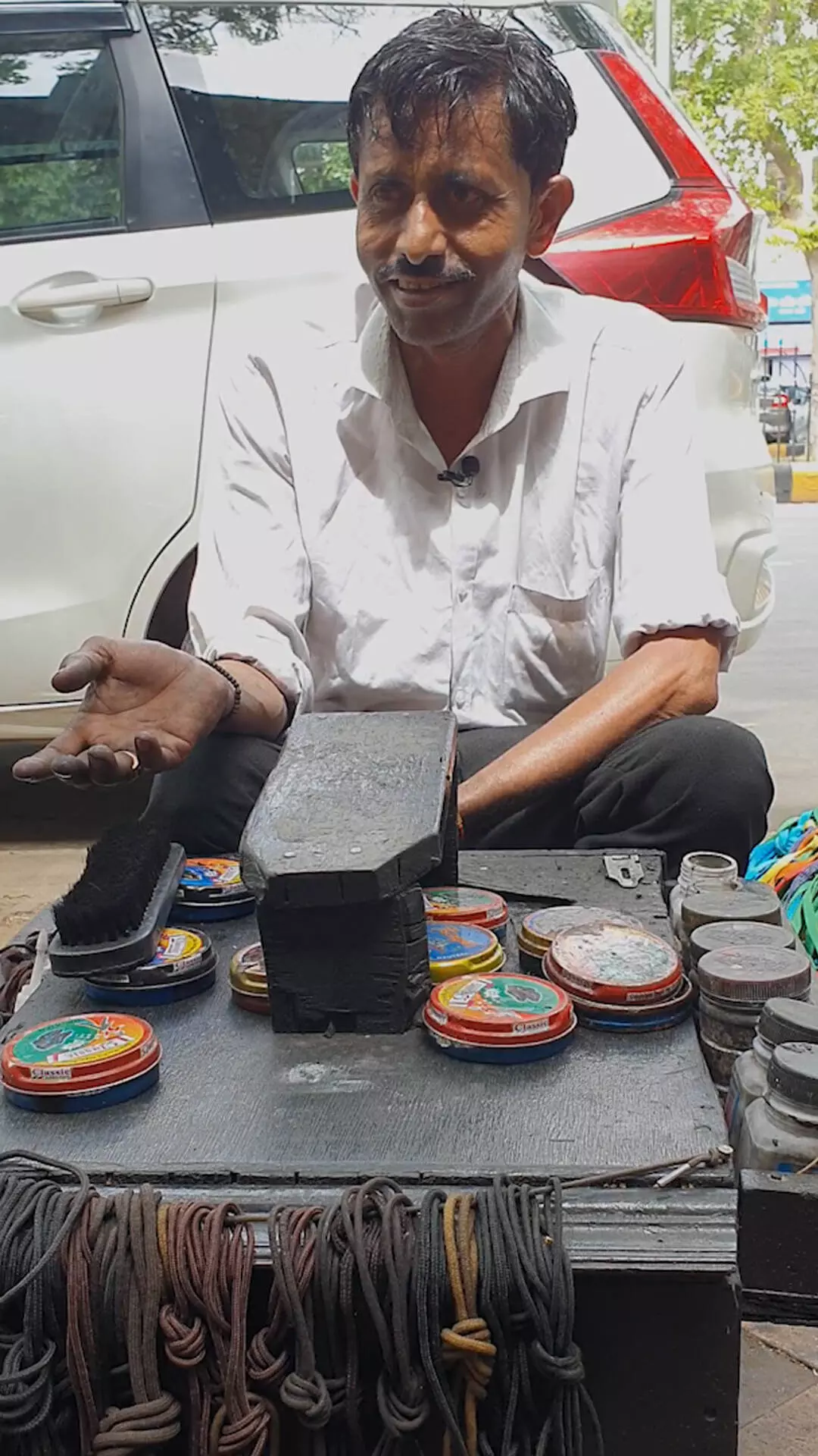 People First | Meet The Smiling Shoe Shiner Who Has Been Polishing Shoes In Delhi For 3 Decades People First | Meet The Smiling Shoe Shiner Who Has Been Polishing Shoes In Delhi For 3 Decades