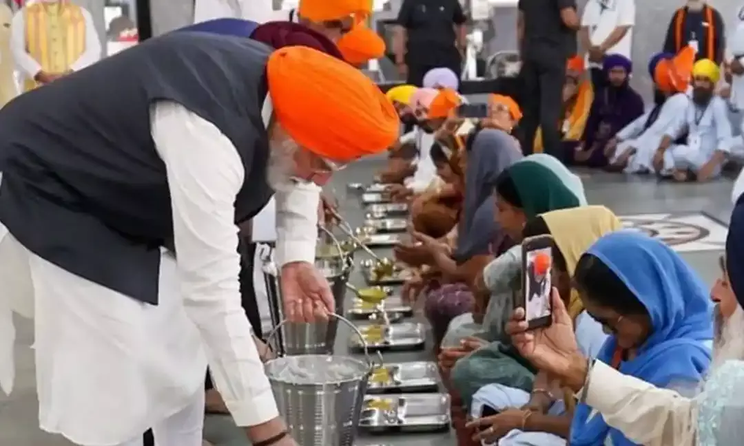 PM Modi Serves Langar At Patna Sahib Gurudwara
