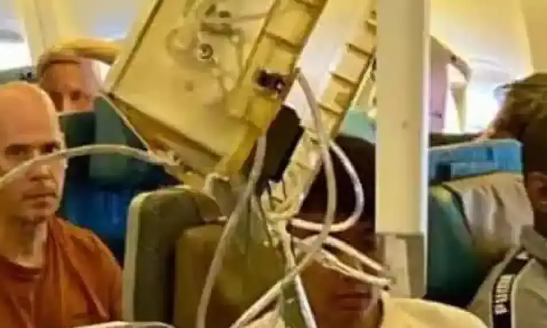 Dramatic Footage From Inside Singapore Airlines Flight That Witnesses Severe Turbulence