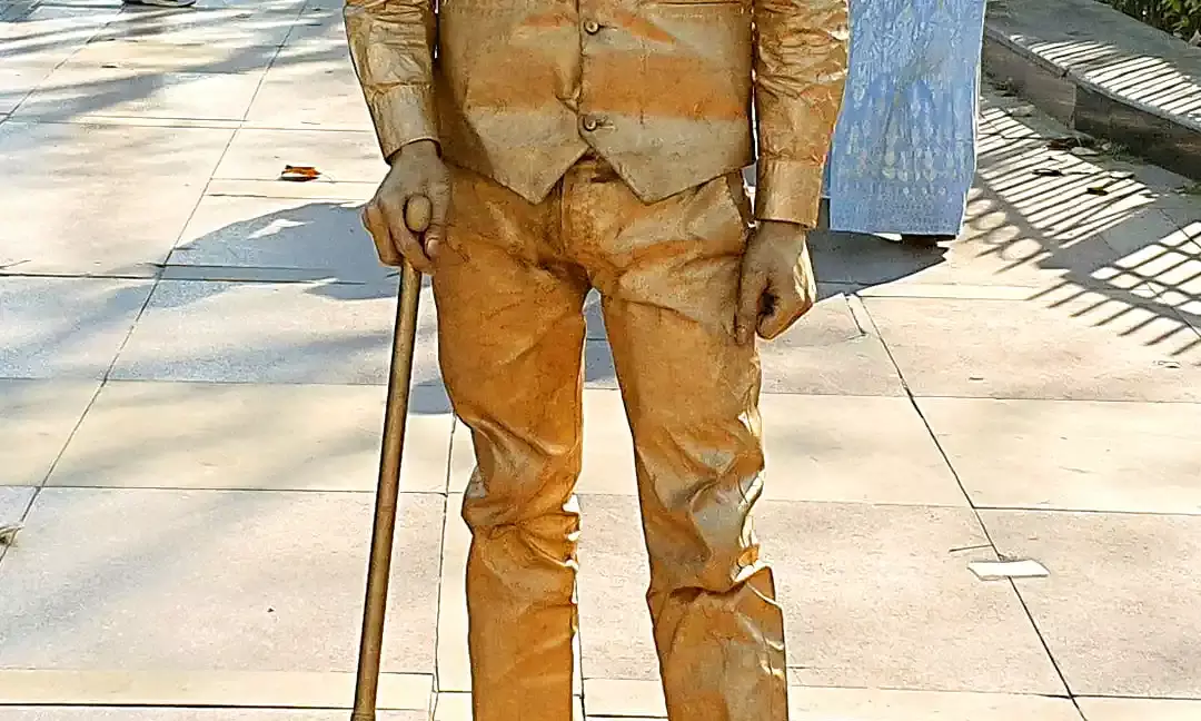 A Living Statue And His Unbelievable Act