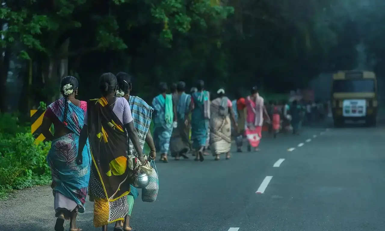 घरेलू कामगार महिलाएं: कम पैसा, अत्यधिक काम का बोझ और काम से निकाले जाने का डर