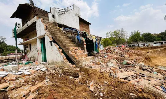 मध्य प्रदेश के सीधी में अदालत के ‘स्टे’ के बावजूद प्रशासन की कार्रवाई, काग़ज़ देखे बिना तोड़ डाला विधवा रन्नू देवी का घर