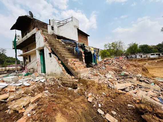 मध्य प्रदेश के सीधी में अदालत के ‘स्टे’ के बावजूद प्रशासन की कार्रवाई, काग़ज़ देखे बिना तोड़ डाला विधवा रन्नू देवी का घर