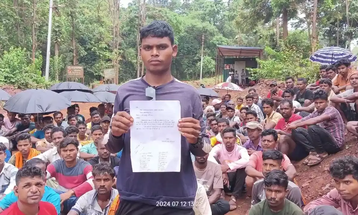 बेरोज़गारी संकट: छत्तीसगढ़ के नारायणपुर की एक माइंस में रोज़गार की मांग को लेकर 300 से अधिक ग्रामीणों ने किया प्रदर्शन