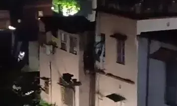 Kolkata Rape And Murder Case| People Scaling Up The Walls As Mobs Go On Rampage At RG Kar Hospital Kolkata Rape And Murder Case| People Scaling Up The Walls As Mobs Go On Rampage At RG Kar Hospital