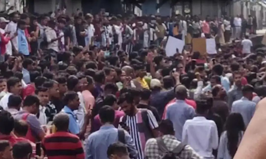 Angry Parents Stage Rail-Roko In Badlapur