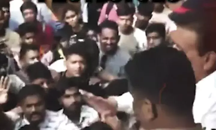 Minister Girish Mahajan Speaks To Protestors