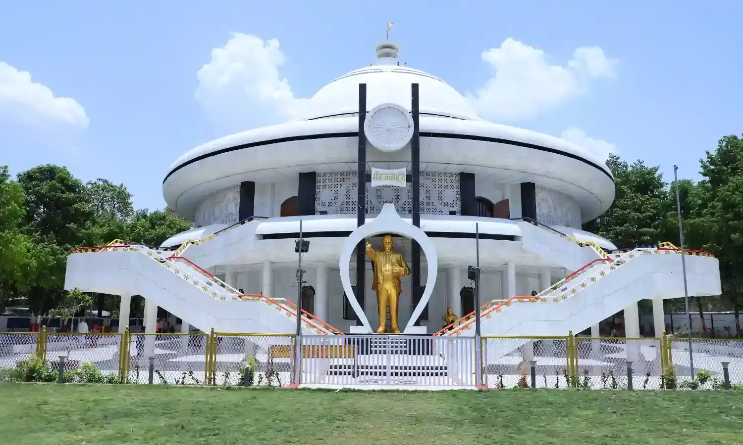 अंबेडकर जन्मस्थली: आख़िर किसके हैं ‘बाबसाहेब’? दो गुटों के विवाद के बीच ‘स्मारक’ पर लटका ताला