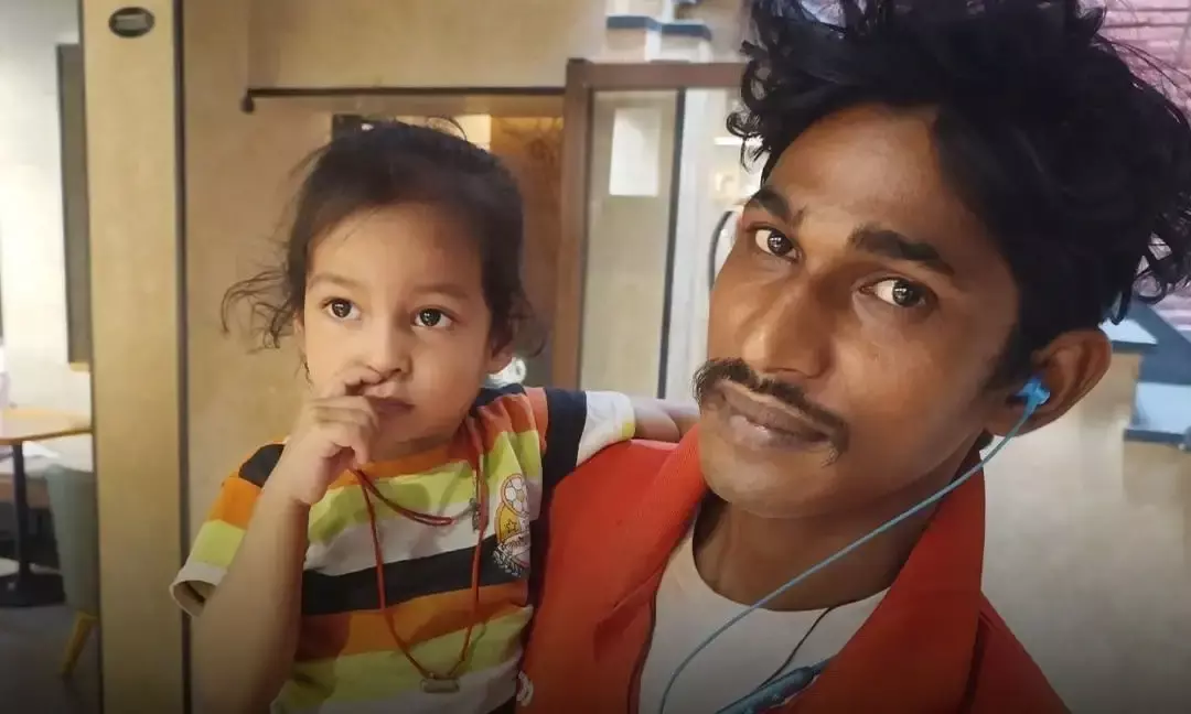 At a Starbucks in New Delhi, Zomato delivery worker Sonu arrived with his two-year-old daughter, inspiring everyone with his story as a single parent. Despite the challenges, Sonu manages to balance work and parenting with incredible dedication. Touched by his resilience, the Starbucks India team offered his daughter a baby ccino, highlighting kindness and empathy exist even in difficult times.